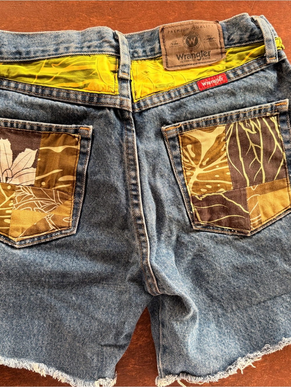 Wrangler Blue Denim Cutoff Shorts with  Vintage Hawaiian Print Accents Size 29